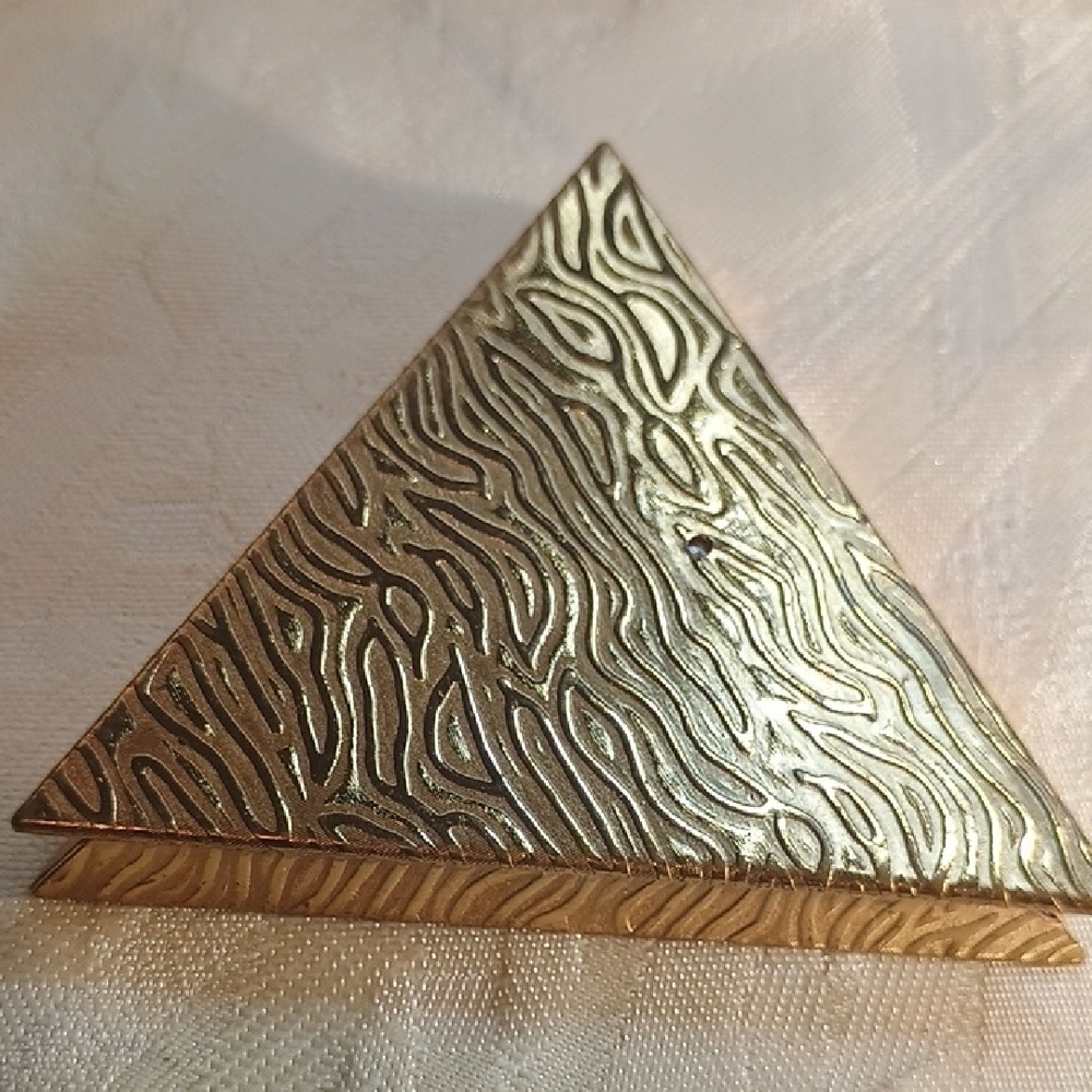 Gold and Pink Triangular Compact - Picture 5 of 5